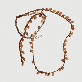 Necklace tuinga kahoa Oz 194 Necklace consisting of small red snail shells arranged onto a plaited string.