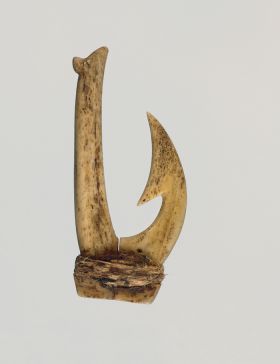 Fishhook makau Fishhook, made of two pieces of bone bound together with a string made from plant materials. The barb is located on the inner side of the hook.