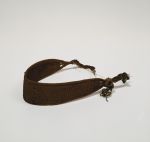 Headband Headband made of plaited plant fibre that tapers towards the two ends with several plaited strings to fasten it.