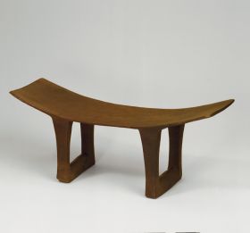 Headrest tuarua Headrest made of a piece of brown wood with a broad top that is hollowed in and four legs, linked by a crossbar of about the same thickness as the legs.