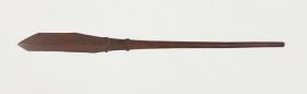 extra-loans_03.jpg Club made of brown wood. End of handle is round, but becomes rhomboid towards the middle. Upper end shaped like a paddle and both ends separated by two pairs of bulged rings.