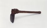 Adze to’i Small stone axe with a handle made from medium brown hardwood and a blade made of fine-grained black basalt both tied together with coconut fibre. The end of the T-shaft appears to be broken off.