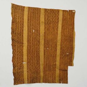 Barkcloth kapa Thin barkcloth, A light colour that has a pattern of bundles of six red stripes.