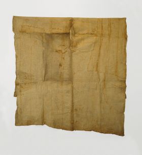 Barkcloth ‘ahu Two pieces of thick and soft barkcloth are multi-layered and undyed.