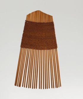 13.jpg A comb made of twenty-five small sticks held together by a weave of light brown fibres.