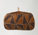 86.jpg Oval-shaped basket made of coconut fibre and decorated with shells.
