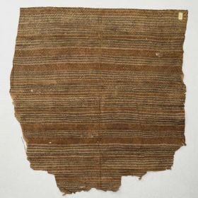 Barkcloth kapa Thin double-layered barkcloth with black and brown lines are painted on to its grey surface.