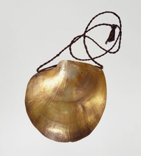 Neck ornament Oz 404 b One piece of a two-piece neck ornament consisting of two mother-of-pearl mussel shells. Each with its own neckband.