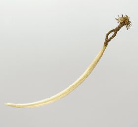 Cloak fastener au rei Cloak fastener formed in a needle-like shape made of whalebone and plant fibre.