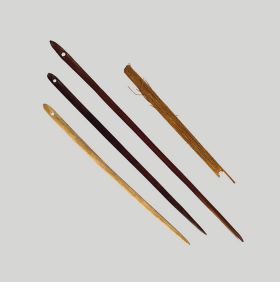 Netting needles hui, netting needle hui kupenga Oz 200, 201, 203, 204 Long wooden needles made of dark brown wood and pointed at the ends with an eye at the wider end.