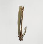 Fishhook aviti Fishhook made of two pieces of mother-of-pearl, tied together with plant fibres.