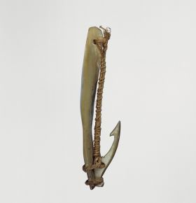 Fishhook aviti Fishhook made of two pieces of mother-of-pearl, tied together with plant fibres.