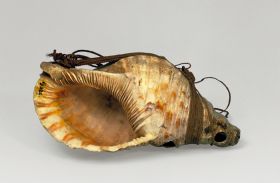 Shell trumpet putona Shell trumpet, made from the shell of the species Triton tritonis, has a blowhole on one side, directly underneath the tip. It has a fibre band attached like a handle.