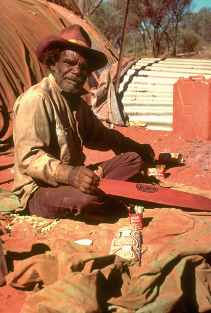 Shorty Lungkarta Tjungurrayi with a wooden shield.