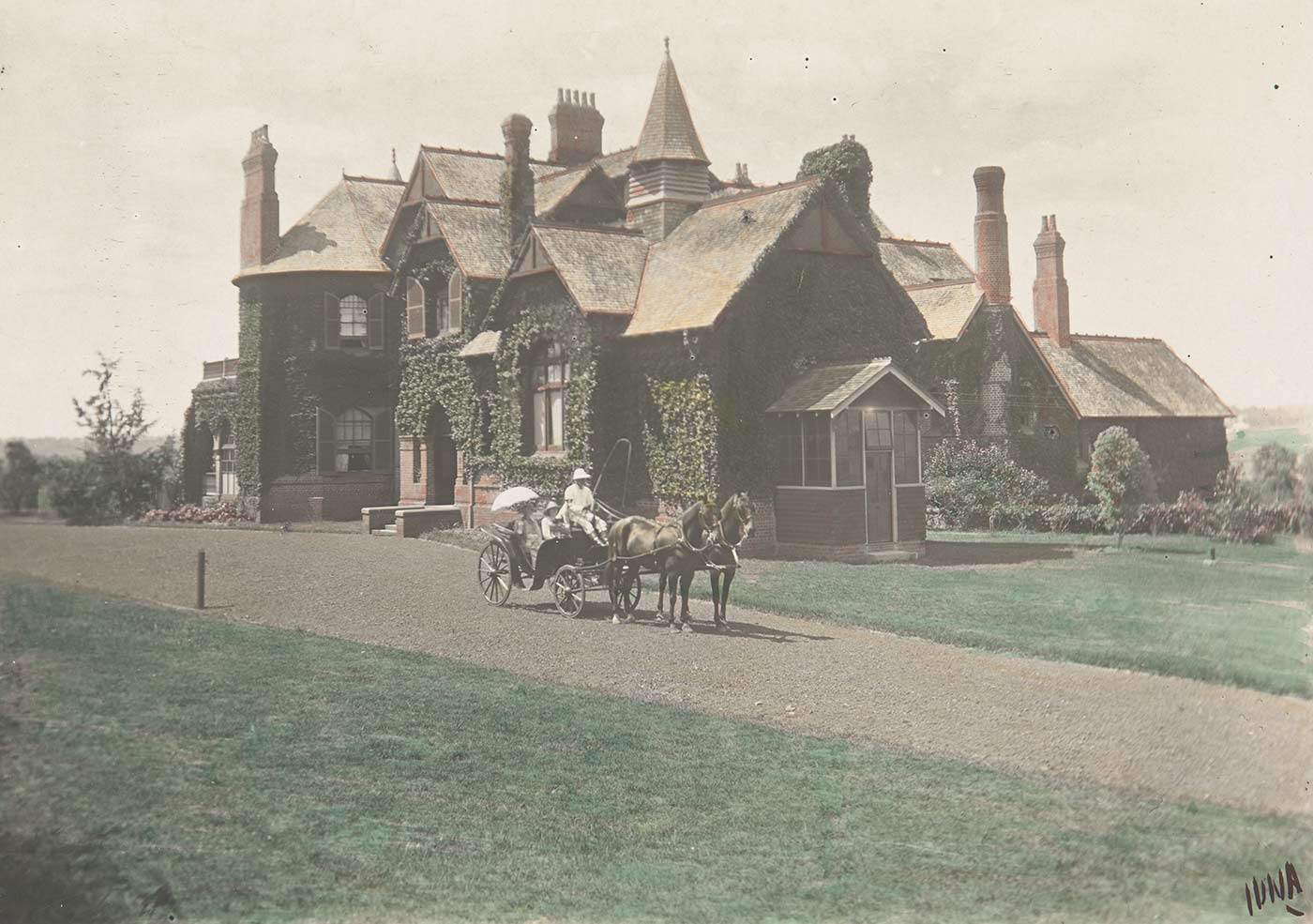 Lilian and Clarice Faithfull-Anderson in a horse-drawn carriage in front of Camelot, about 1918.