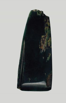 Adze blade toki pounamu Adze blade made of dark-coloured greenstone.