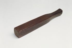 Barkcloth beater tupai Barkcloth beater made from a piece of the heavy hardwood. Its four sides feature a number of coarser to finer grooves. The handle thickens towards the end and ends in a pyramidal shape.