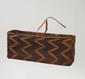 Basket kato alu Basket made of ‘alu (a native creeper with tendrils) and coconut fibres, with a rectangular opening in a dark brown colour.