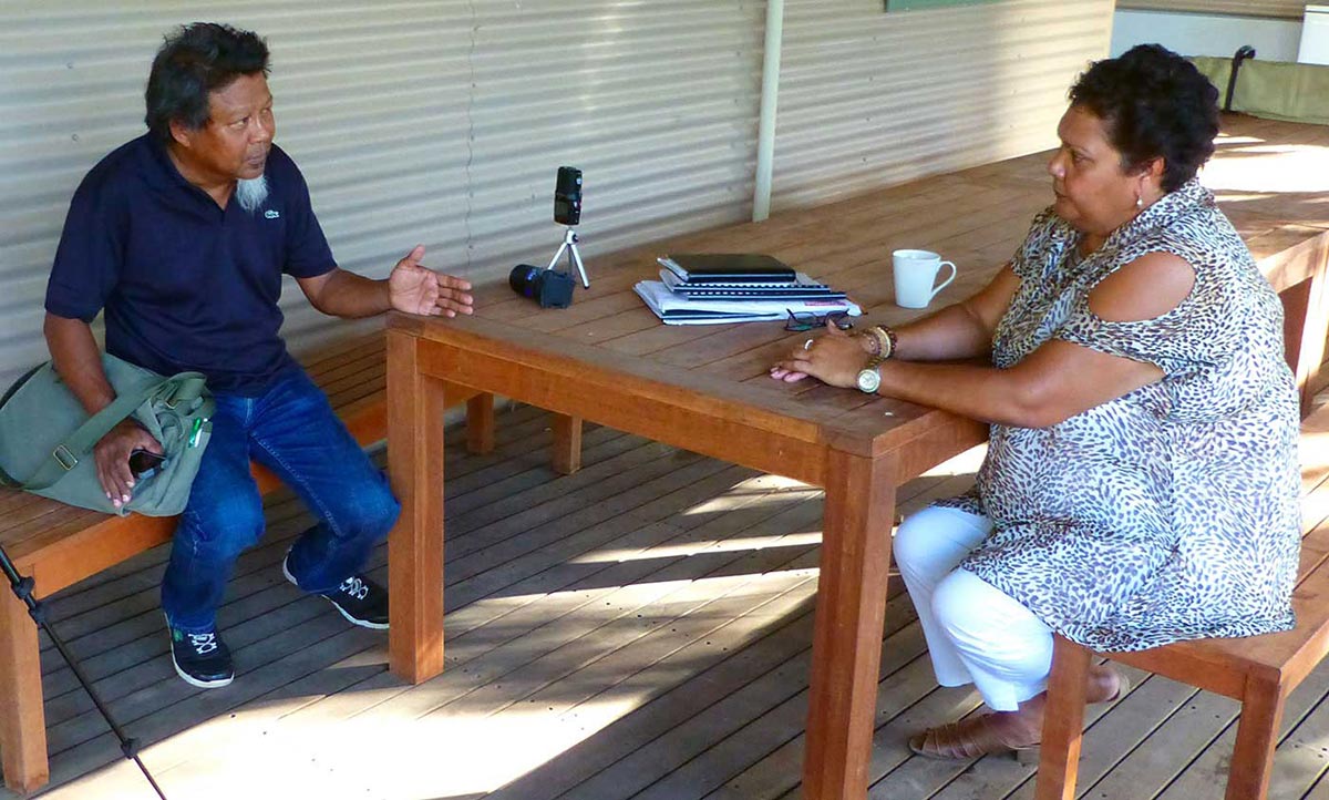 June Oscar Bunuba talking with Peter Yu.