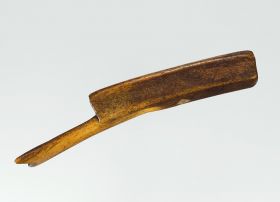 Bark beater ees’ee Bark beater made of a piece of whalebone, the head is trapeze-shaped and the end of the flat grip is wide and notched like a fishtail.