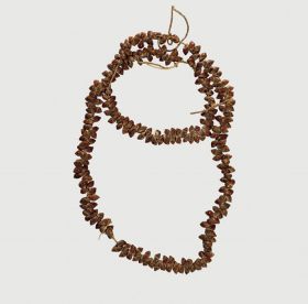 Necklace tuinga kahoa Oz 193 Necklace consisting of small brown snail shells arranged on a string.