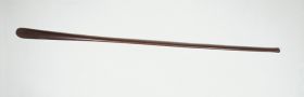 Oar-shaped club parahu Oz 103 Long oar-shaped club made of hard black wood, with a round shaft becoming a flat blade ending in a curve.