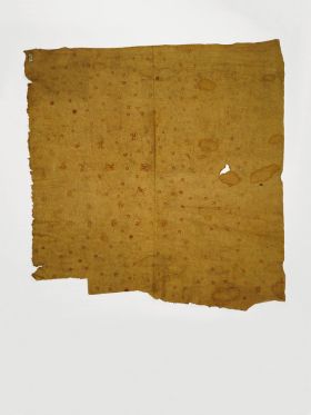 Barkcloth 'ahu Thin single-layered of barkcloth dyeda yellowish colour, stained with red patterns consisting of dots and semicircles.