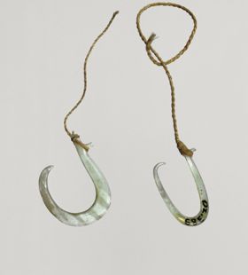 Fishhook matau Fishhook made of mother-of-pearl, where strings made of various plant fibres are attached.
