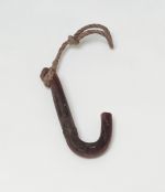 Fishhook matau Fishhook made of mother-of-pearl, where strings made of various plant fibres are attached.