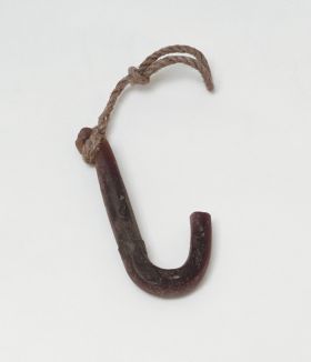Fishhook matau Fishhook made of mother-of-pearl, where strings made of various plant fibres are attached.
