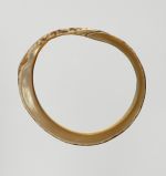 Bracelet Bracelet made of the bottom part of a large pearly Trochus shell.