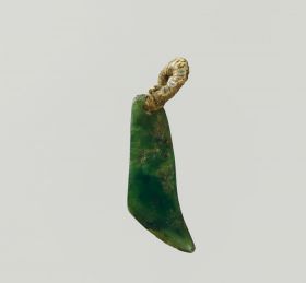 Pendant as earring kuru greenstone, plant fibre, New Zealand, l. 5 cm, Inv. Oz 294