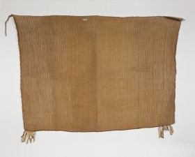 Cloak mai muka Hand-woven cloak made of a silky flax.