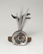 Headband uhikana Headband made of coconut fibres, interwoven, and attached to a round plate of Mother-of-pearl where long black and white tail feathers protrude behind it.