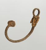337.jpg Spear thrower, cord or rope-like, made from plant fibre material intertwined with single coconut fibres to form a ring-shaped loop at one end and a complex knot at the other.