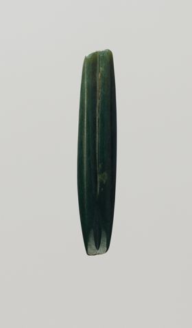 Chisel whao, purupuru Chisel made of a light-coloured greenstone (a kind of Jasper orNephritic stone) with rounded cross-section and narrow cutting edge.