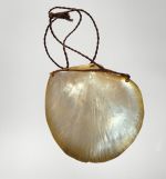 Neck ornament Oz 404 a One piece of a two-piece neck ornament consisting of two mother-of-pearl mussel shells. Each with its own neckband.