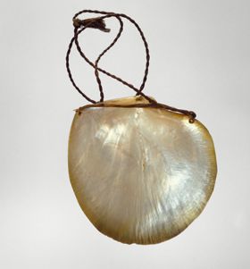 Neck ornament Oz 404 a One piece of a two-piece neck ornament consisting of two mother-of-pearl mussel shells. Each with its own neckband.
