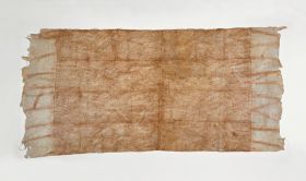 Barkcloth ngatu tahina Glazed barkcloth decorated with a pattern of diagonal brown lines.