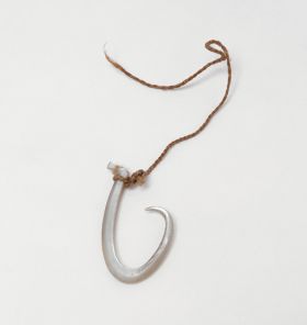 Fishhook matau Fishhook made of mother-of-pearl, where strings made of various plant fibres are attached.