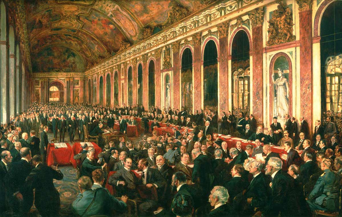 Painting of a lavishly decorate hall in the palace of Versailles filled with men watching a line of men waiting to sign a document on a table in the middle of the hall.