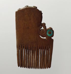 9.jpg Comb made of dark brown wood, embellished with a greenish opalescent piece of shell.