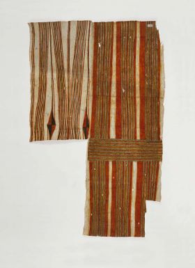 Barkcloth kapa Thick barkcloth, grooved and consists of several parts sewn together. A light colour decorated with red and black lines on one side only.