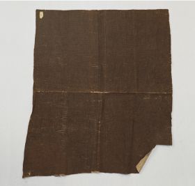 Barkcloth kapa Thick barkcloth that consists of two different pieces pasted together. One piece is brown and the other white.