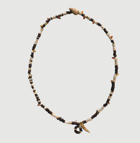 Necklace tuinga kahoa Oz 191 Necklace consisting of flat white shells, brown wooden discs, small red snail shells, one larger snail shell, and one tooth arranged on string.