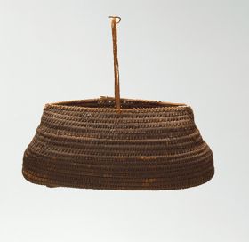 Basket kato alu Basket made of ‘alu (a native creeper with tendrils) and coconut fibres with an oval opening, in a dark brown colour.