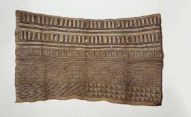 Mat Mat made of light and dark brown plaited flax strips, with an alternation of different geometric patterns.