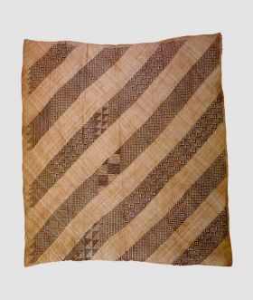Mat ta’ovala Mat made of dark and light plaited leaf strips interwoven in different ways to form patterns in the dark diagonals.