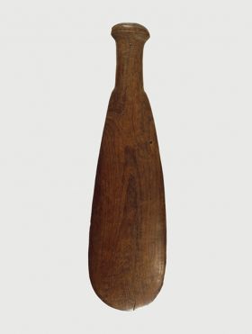 160.jpg Flat club made of dark brown wood.