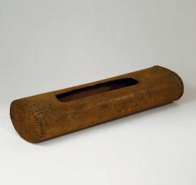 1.jpg Medium-brown wood box made from a hollowed-out tree trunk with a rectangular opening.